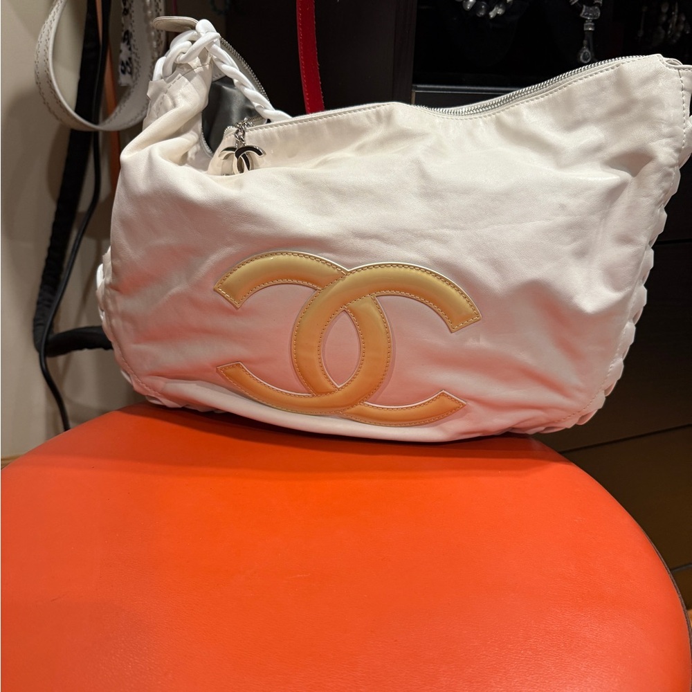 Chanel White and Cream Quilted Shoulder Bag Authentic .This is a vintage bag.